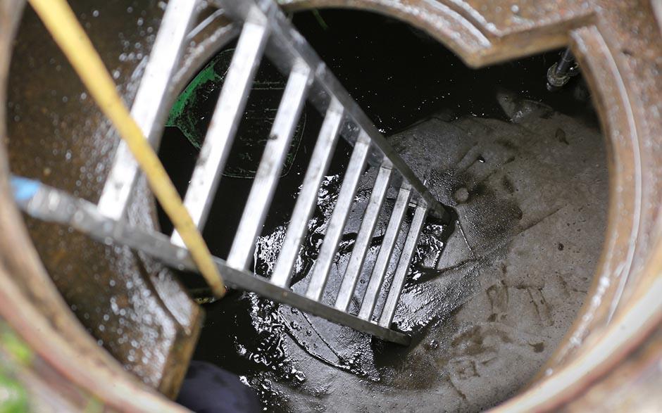 déboucher des toilettes avec un cintre Le Raincy